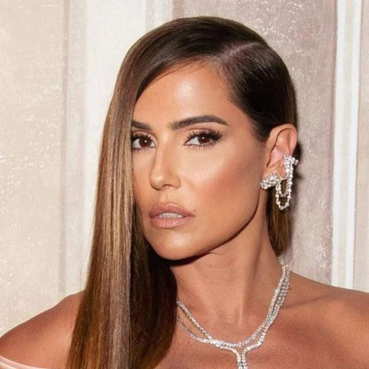 Deborah Secco surge deslumbrante ao homenagear Frida Kahlo no Carnaval