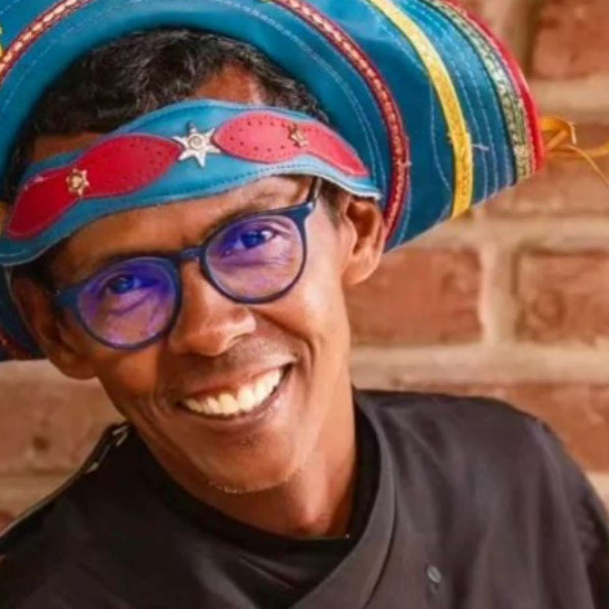 Apresentador famoso é encontrado morto em casa, aos 45 anos