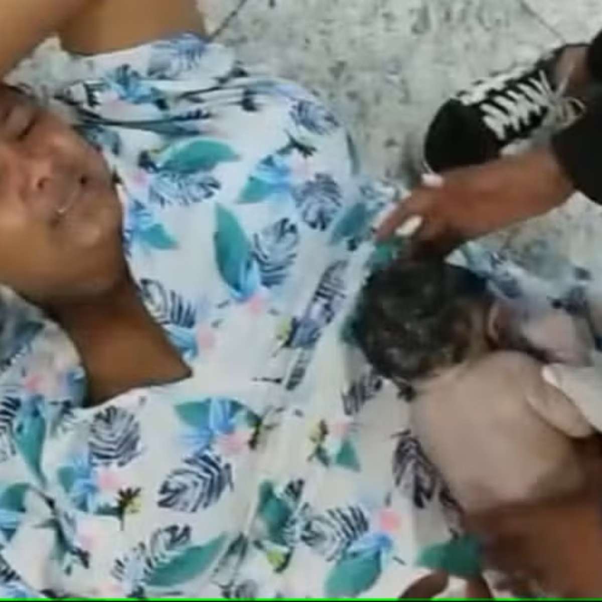 M&eacute;dica nega interna&ccedil;&atilde;o e gr&aacute;vida d&aacute; &agrave; luz no ch&atilde;o de maternidade no Rio de  Janeiro