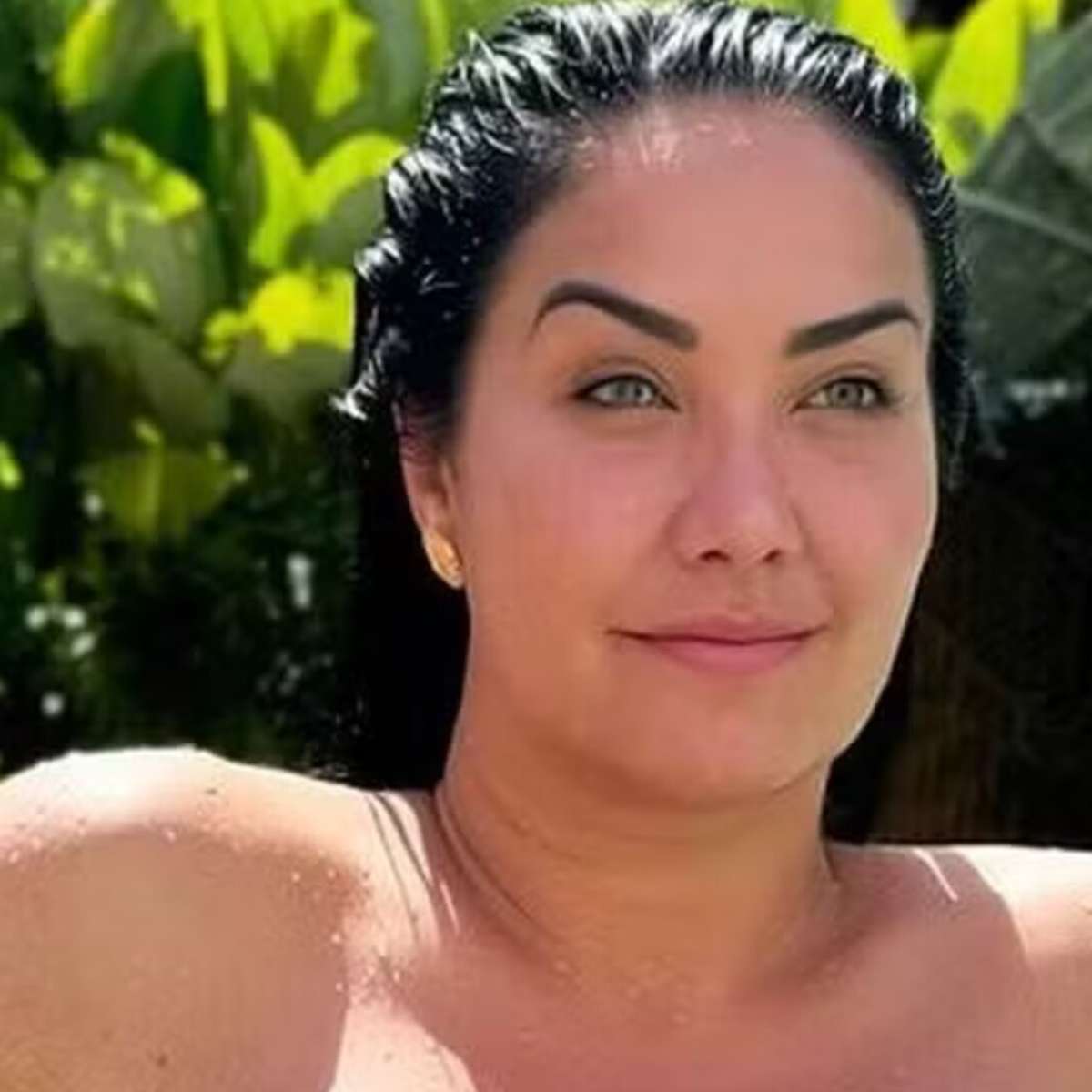 Helen Ganzarolli usa fio-dental em dia de sol e rouba a cena na piscina