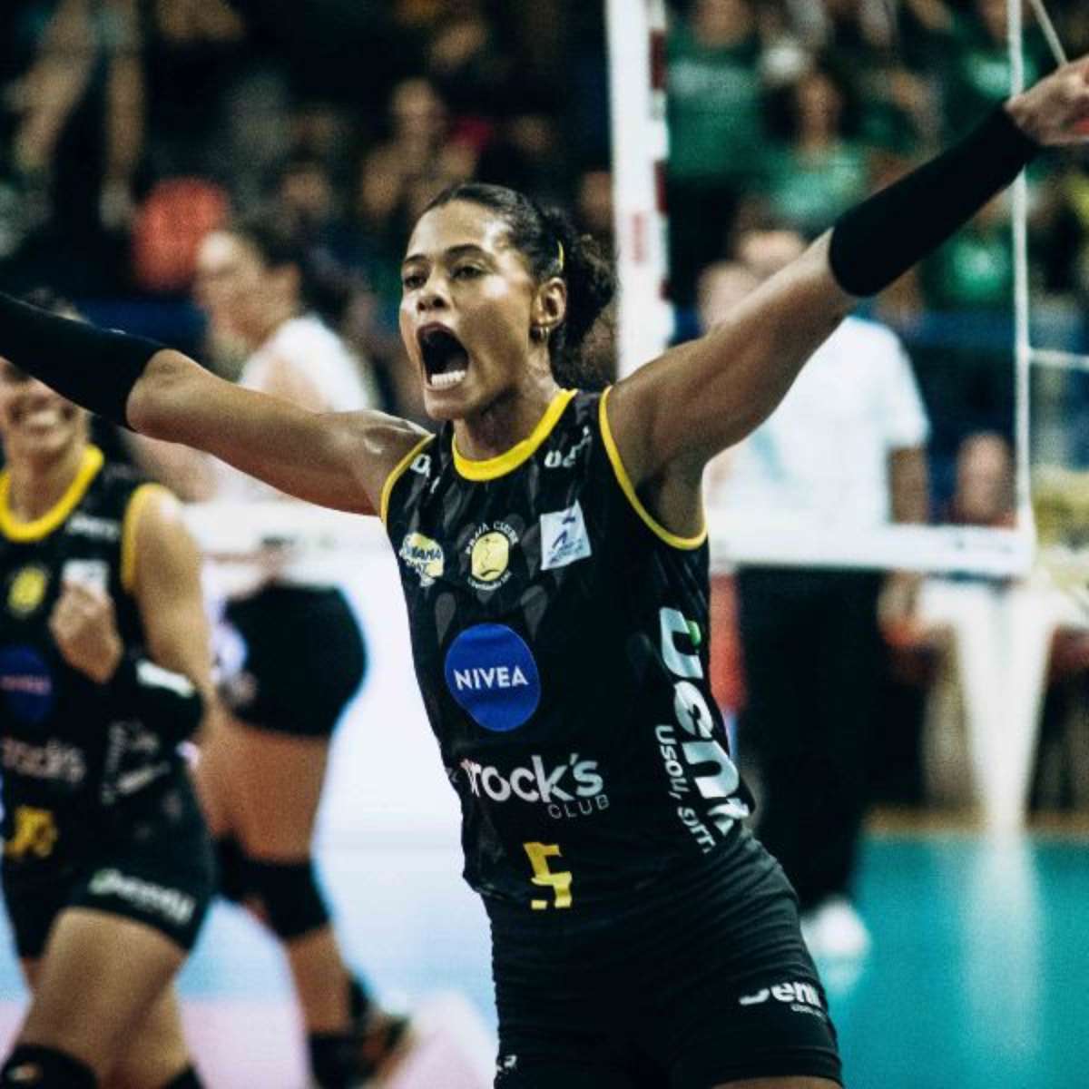 Praia Clube bate o Flamengo e sai na frente nas semis da Superliga