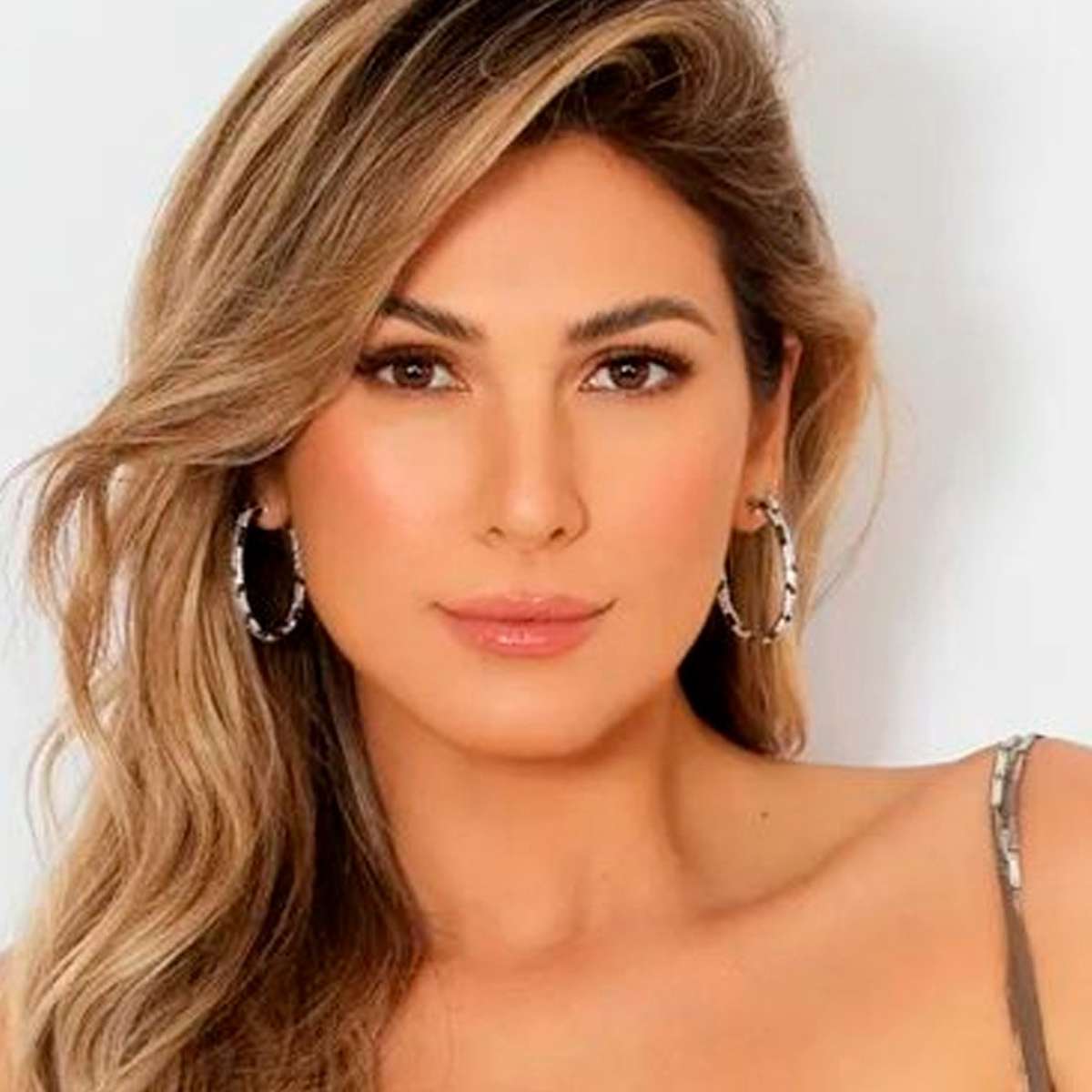 Lívia Andrade rebate críticas ao surgir dançando com namorado milionário:  Sou bonita