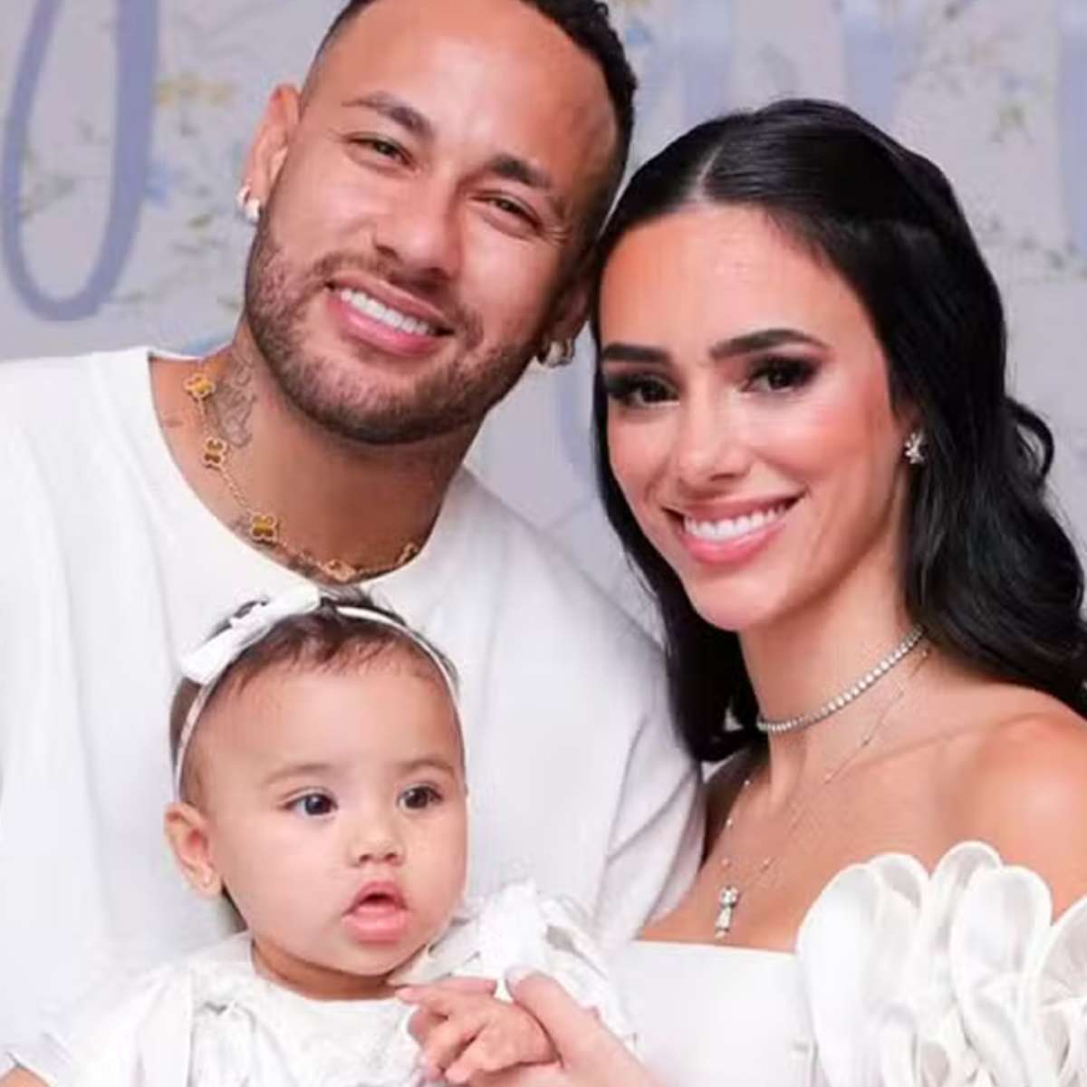 Filha de Neymar de 9 meses surge com roupinha de mais de R$ 3 mil