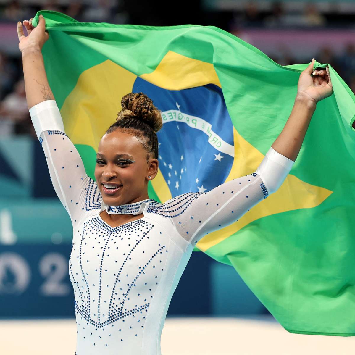 Rebeca Andrade fica com a prata no salto e iguala lendas ...