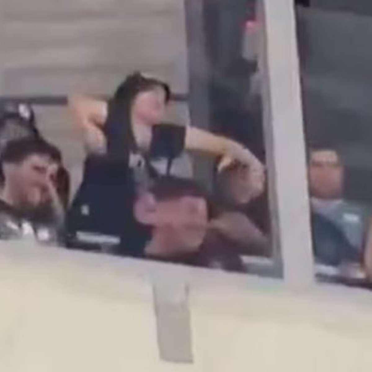 Sul Americana: Torcedora do Belgrano fazendo gestos racistas (Foto: Reprodução)
