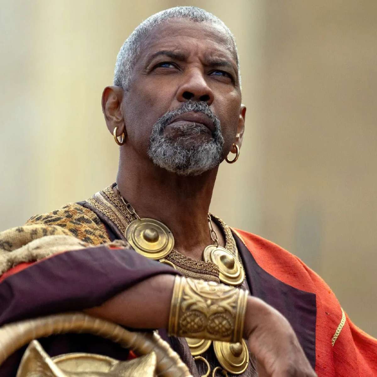 Denzel Washington revela que "Gladiador II" cortou cena de beijo entre homens