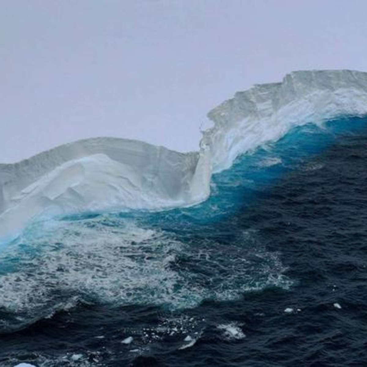 Maior iceberg do mundo se liberta e se move para o norte