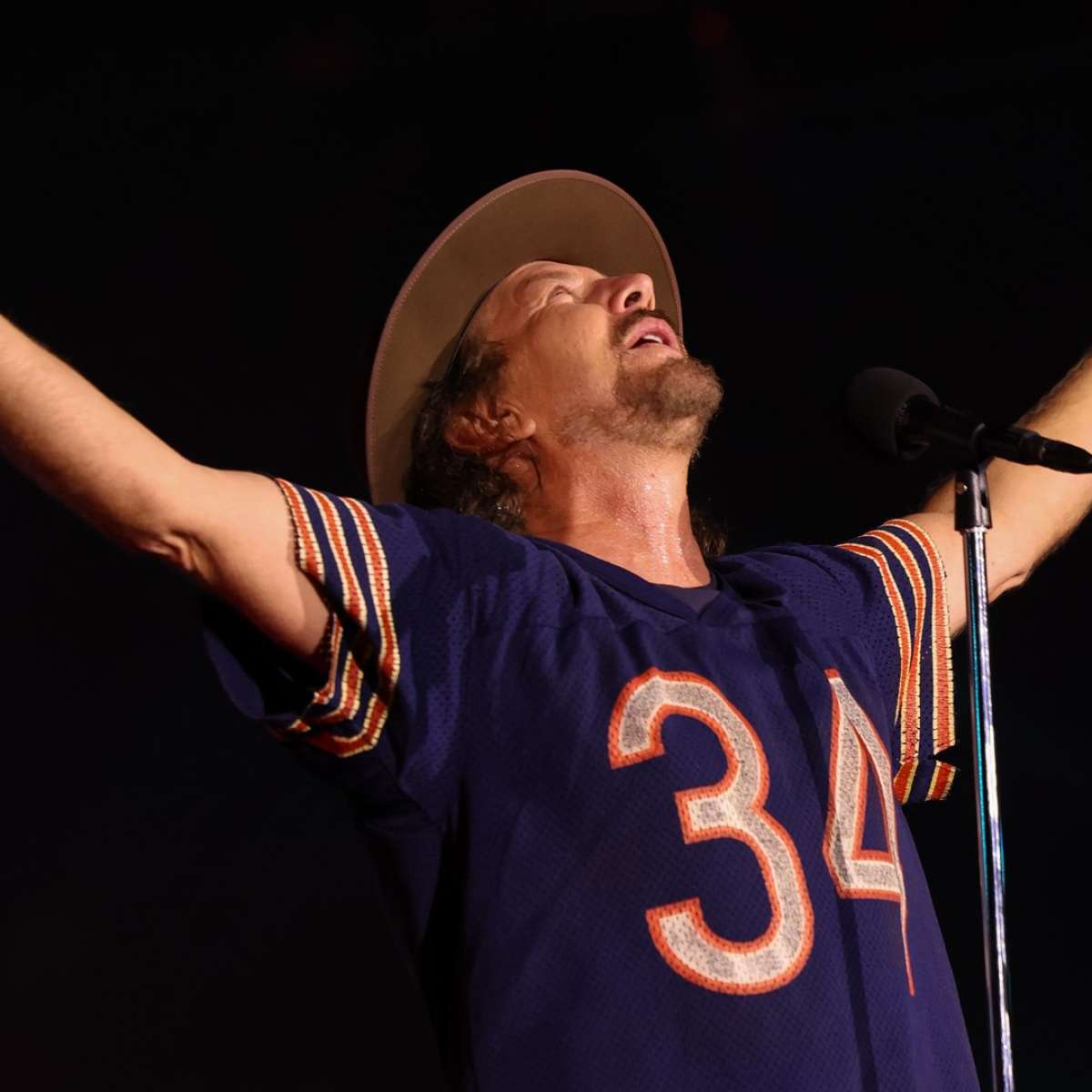 632444795-pearl-jam-eddie-