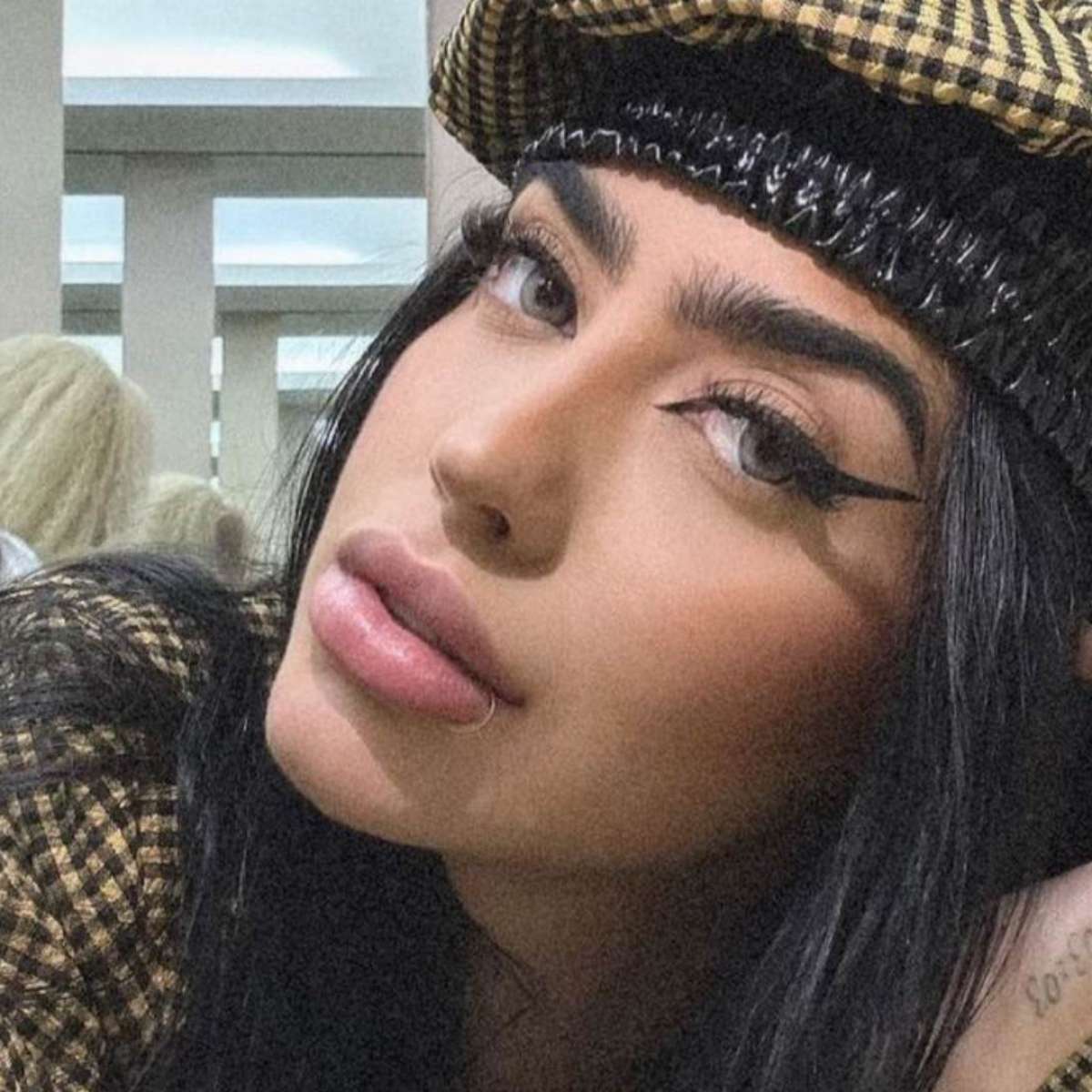 O corpo escultural de Mc Mirella em um abraço tentador