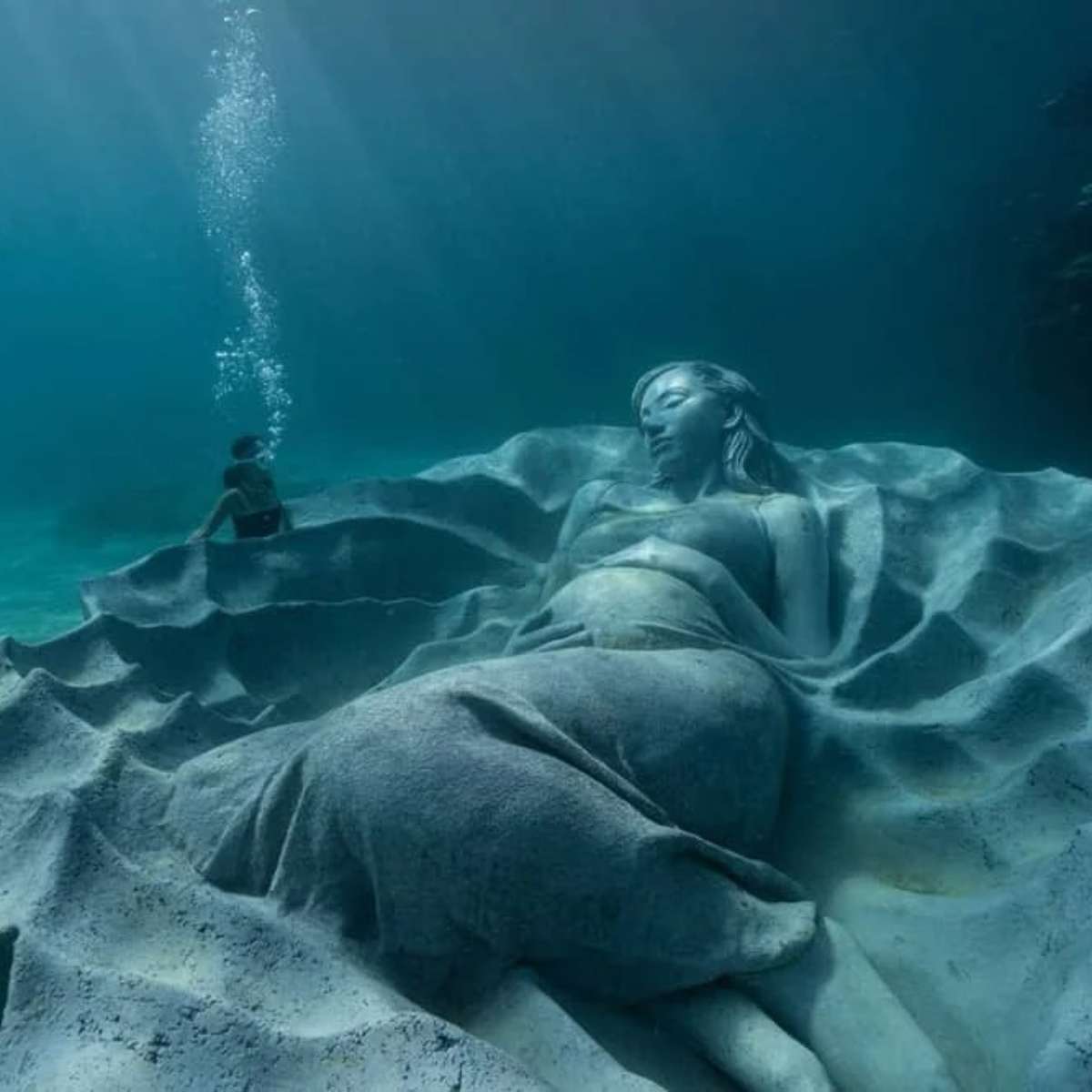 Artista cria escultura inédita, em mar do Japão