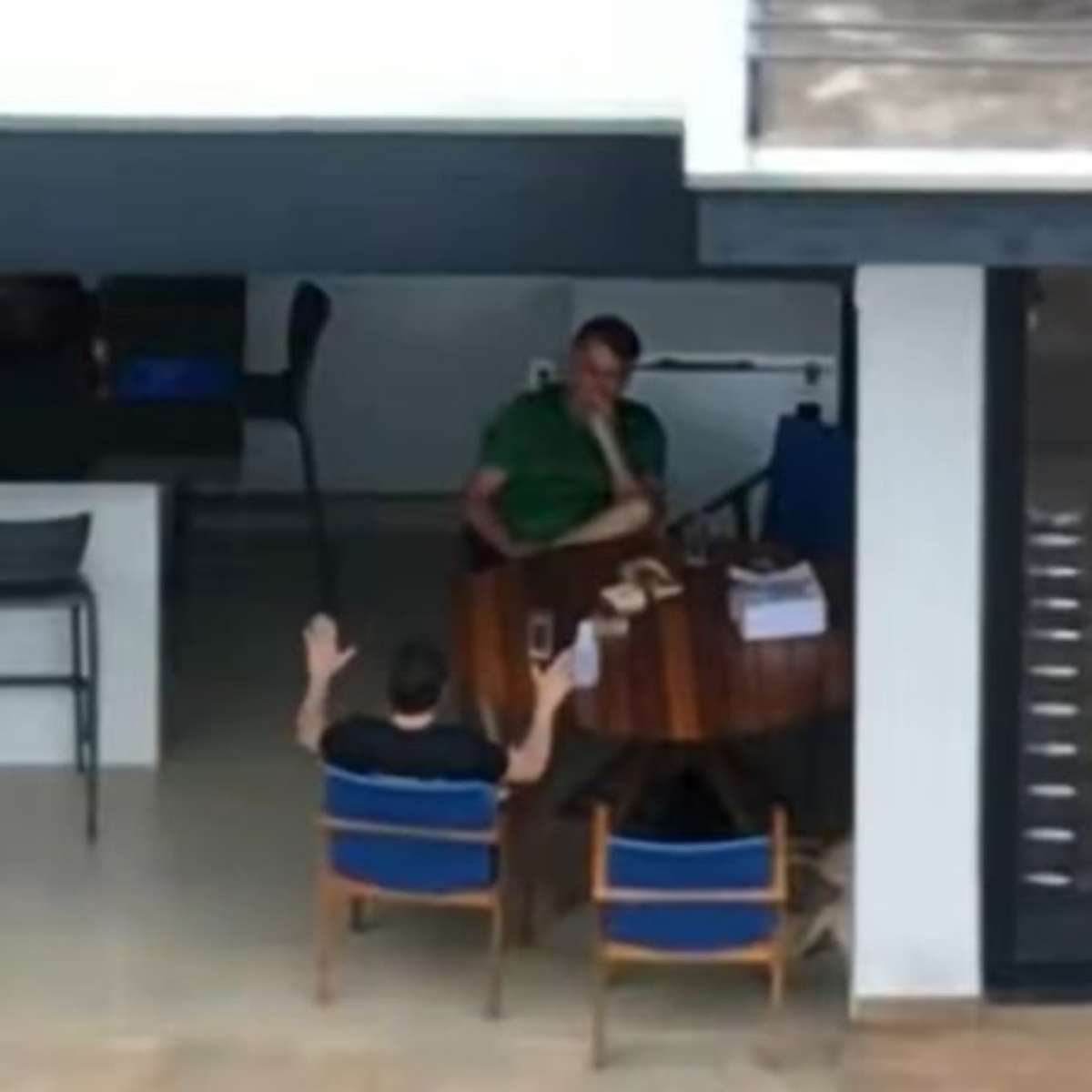 Bolsonaro recebeu visita de deputado Nikolas Ferreira horas antes de tentar romper tornozeleira