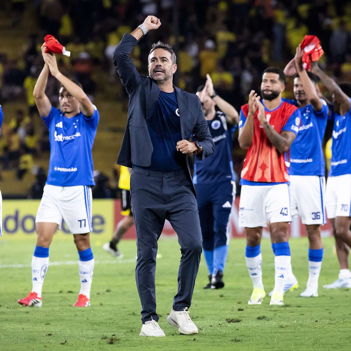 Artur Jorge e jogadores do Cruzeiro comemoram em campo na temporada de 2026
