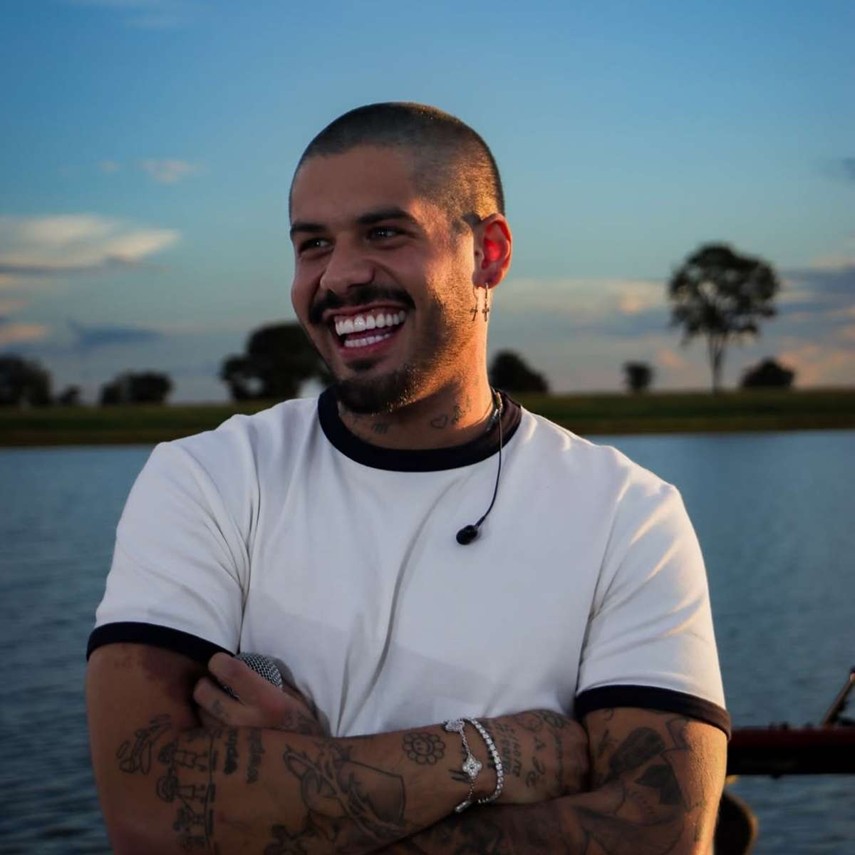 "Pra quem quer escutar", reage Zé Felipe ao ler que suas últimas músicas 'floparam'