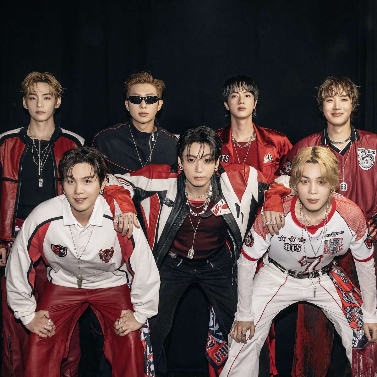 BTS escala Billboard 200 e expande recorde após cantar na Copa do