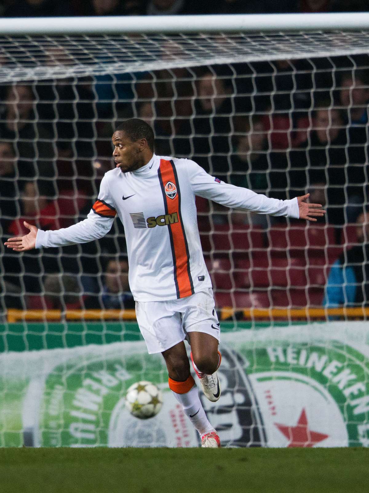 Com dois jogadores expulsos, AZ Alkmaar perde de virada para o FC