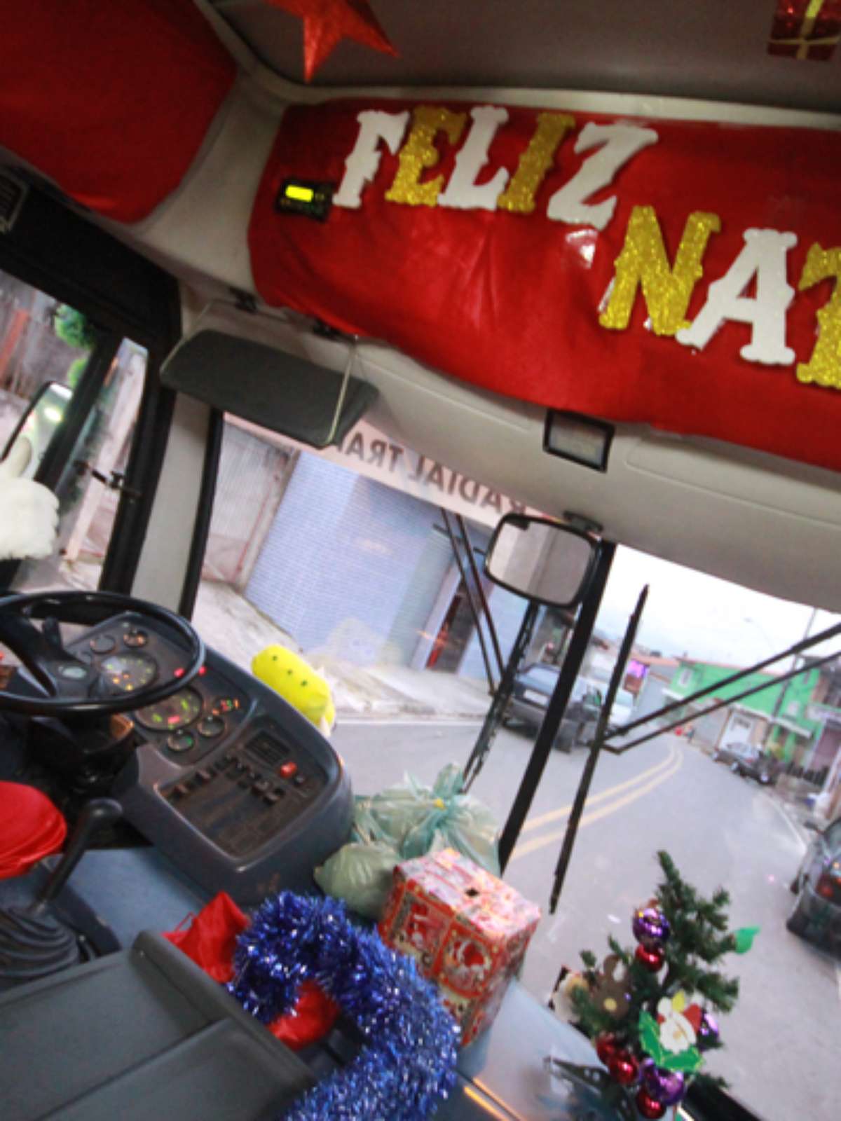 Motorista de ônibus se veste de Papai Noel para distribuir doces