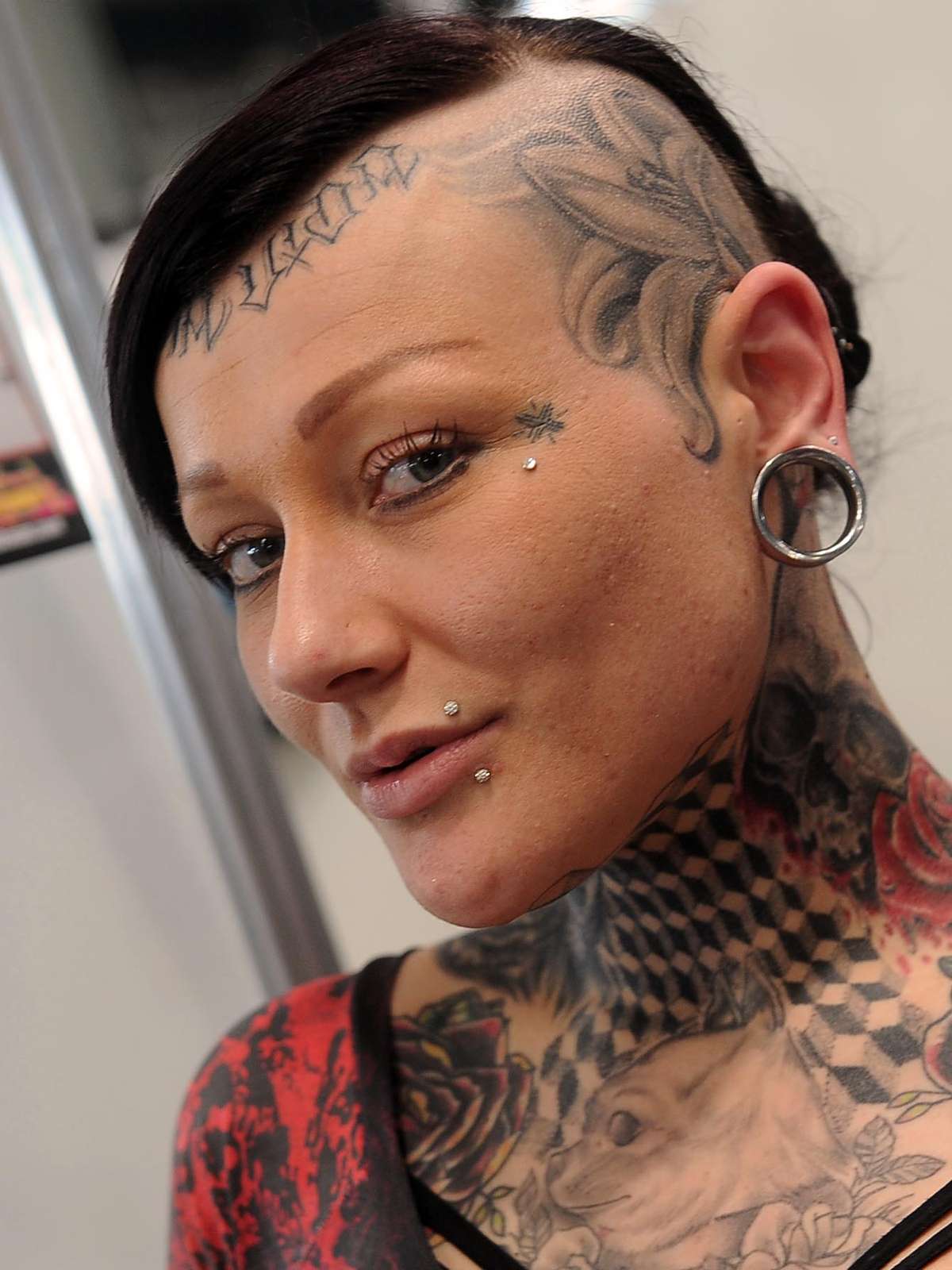 Mulheres com tudo: alargadores, piercings e muitas tattoos!