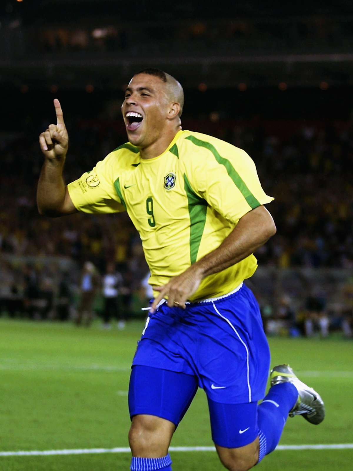 Dois jogadores de futebol jogando futebol no campo marcando um