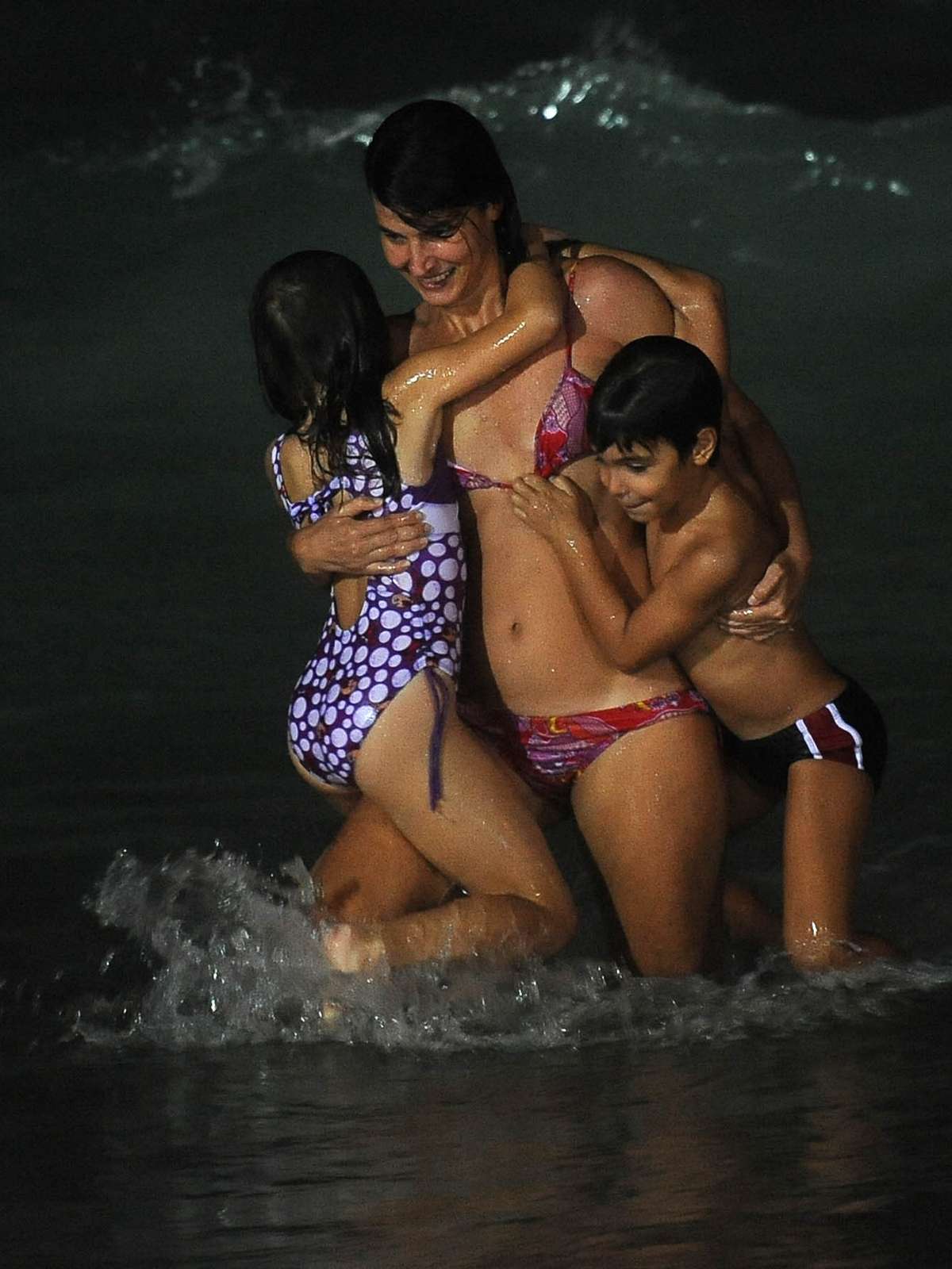 Com 30º à noite, cariocas aproveitam banho de mar noturno