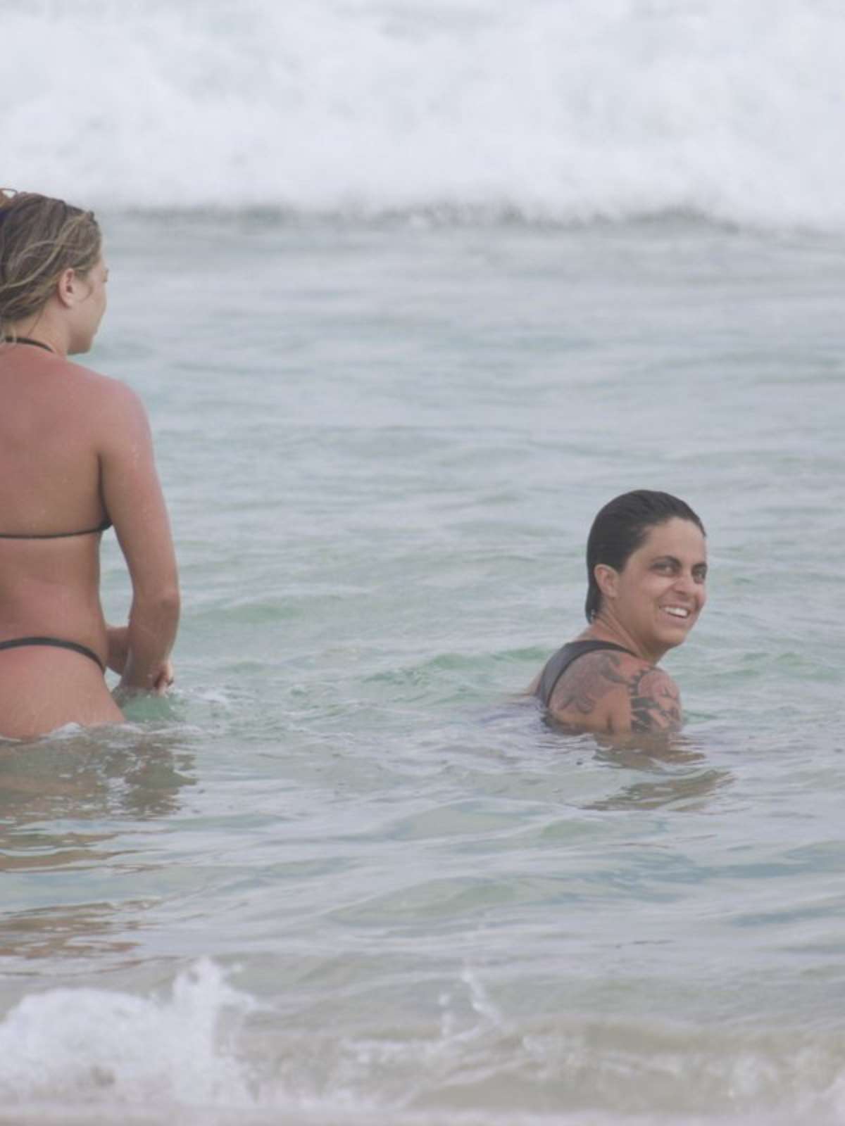 Veja fotos de Thammy Miranda se refrescando em praia no Rio