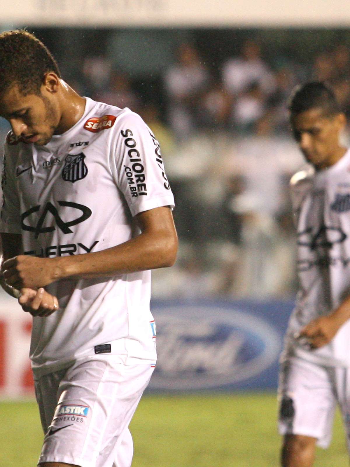 Neymar acompanha empate do Santos na Vila Belmiro