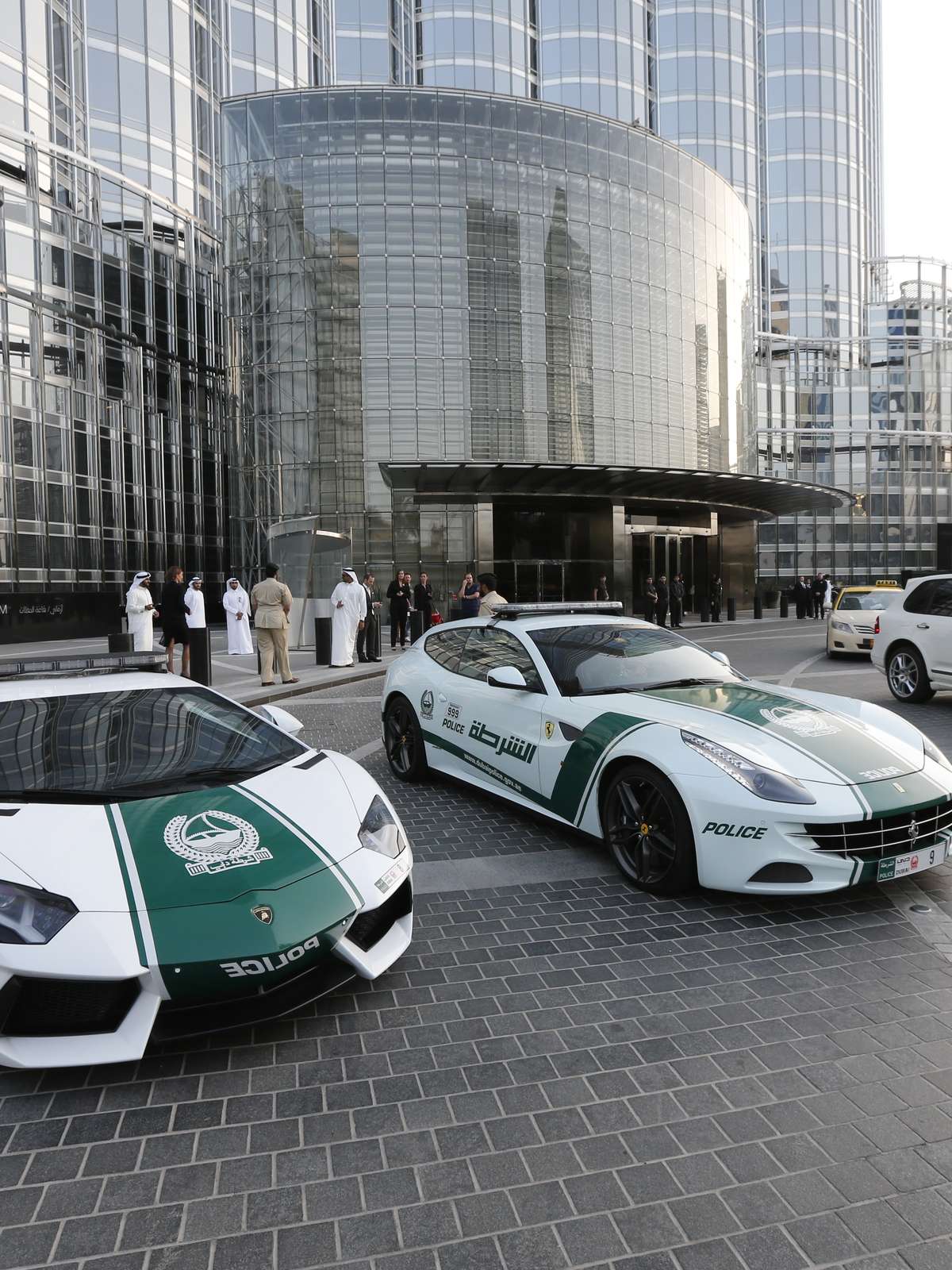 Após Lamborghini, polícia de Dubai recebe Ferrari FF