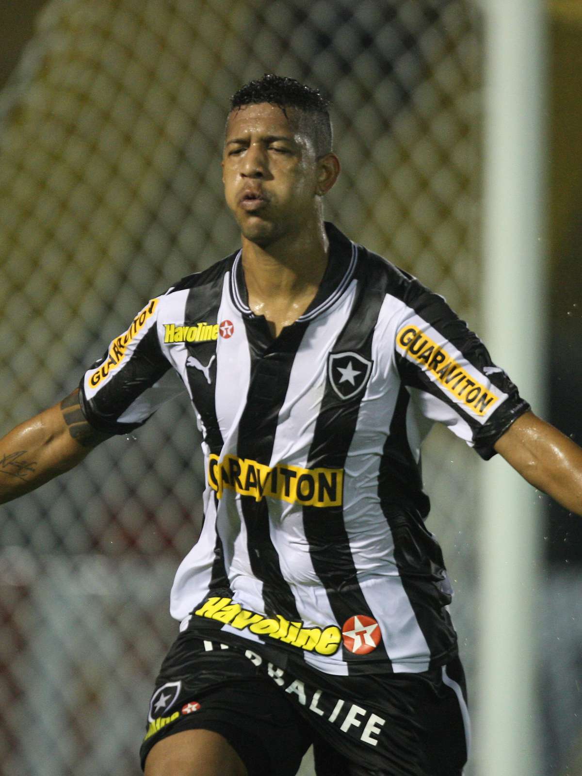 Cruzeiro espera acertar contratação do lateral Eugenio Mena nesta semana