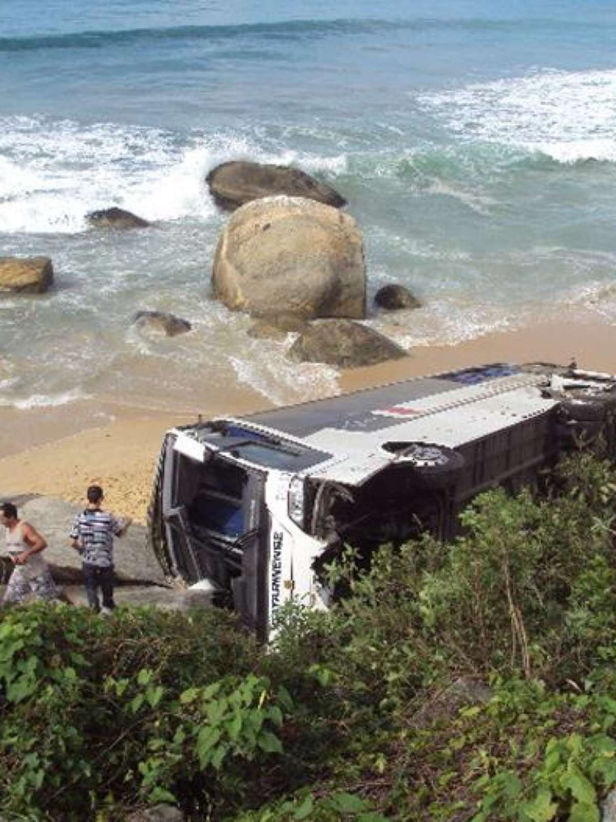 G1 - Ônibus que caiu em barranco no RS estava acima da velocidade permitida  - notícias em Rio Grande do Sul