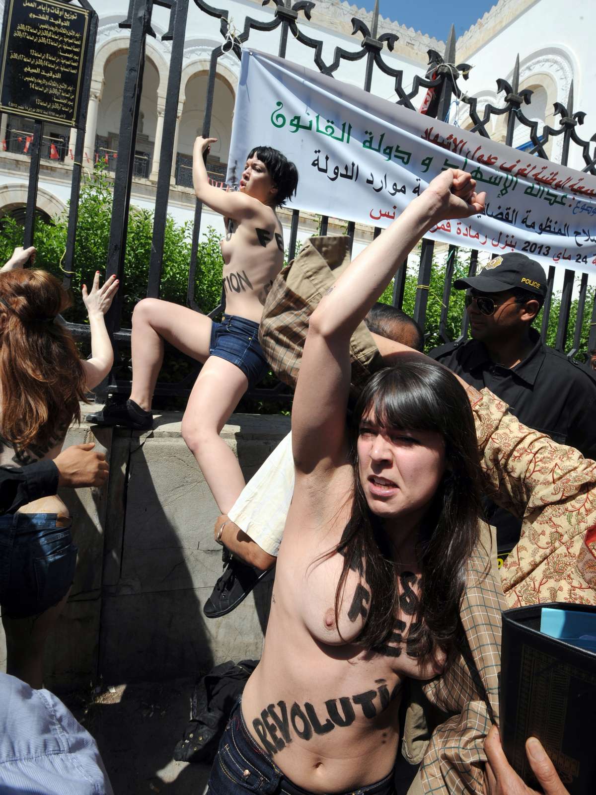 Tunísia europeias são julgadas por 1º protesto de topless do mundo árabe