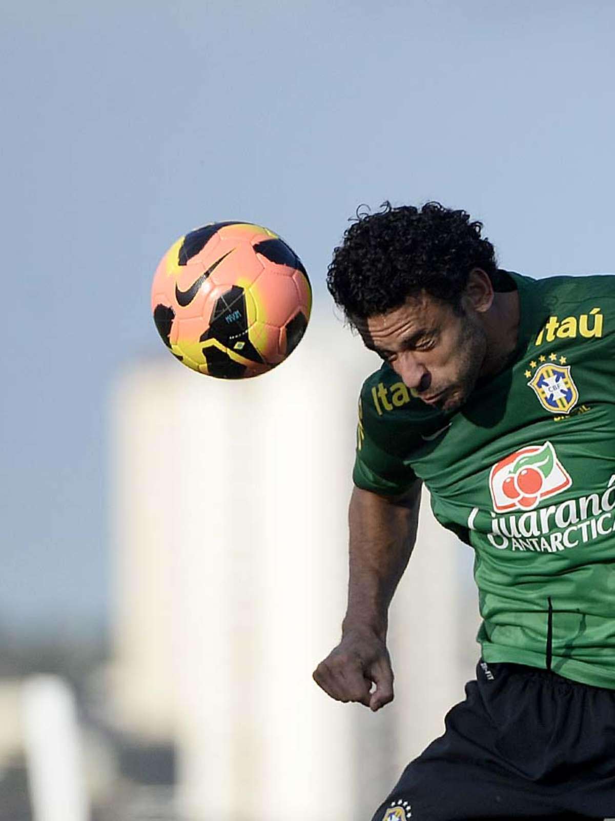 Na Escócia, jogadores de futebol não podem mais cabecear antes e