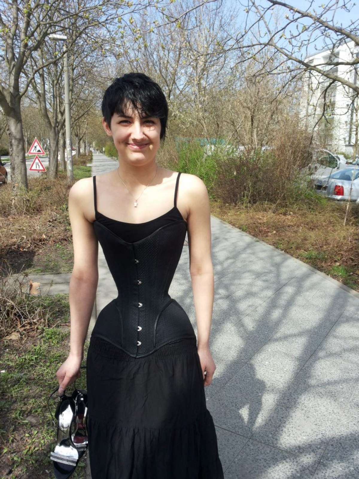 Alemã se aperta em corselete há três anos e quer ter 38 cm de cintura
