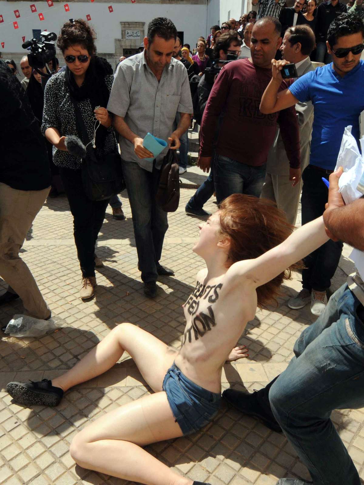 Ativistas pegam 4 meses de prisão por protesto de topless na Tunísia