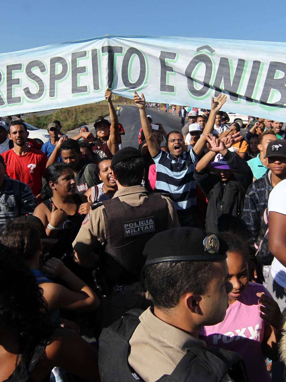 Moradores fazem caminhada e pedem paz durante manifestação em