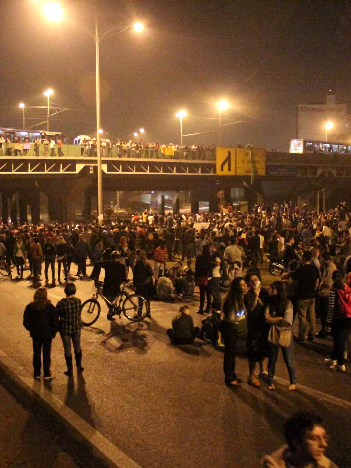 Moradores fazem caminhada e pedem paz durante manifestação em