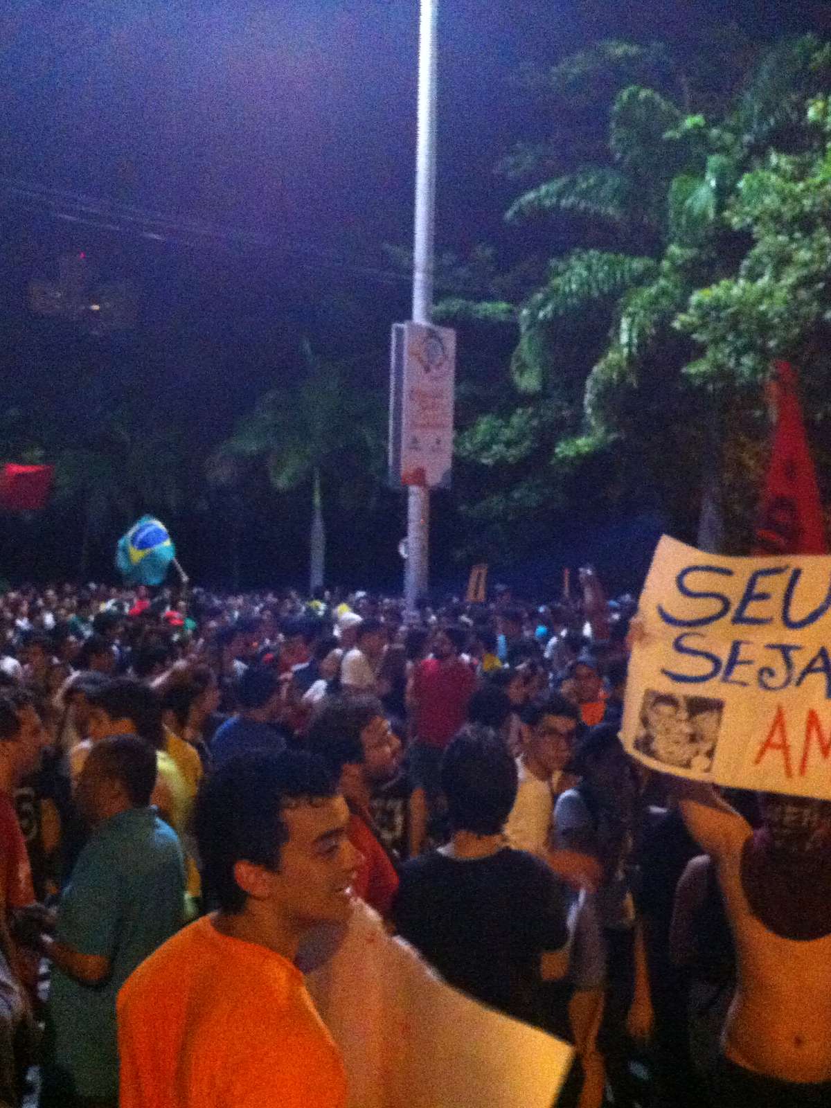 Moradores fazem caminhada e pedem paz durante manifestação em