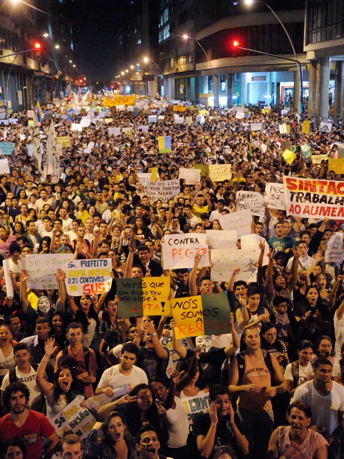 CURITIBA,14 DE NOVEMBRO DE 2013 – MOVIMENTO NA RODOVIARIA DE CURITIBA