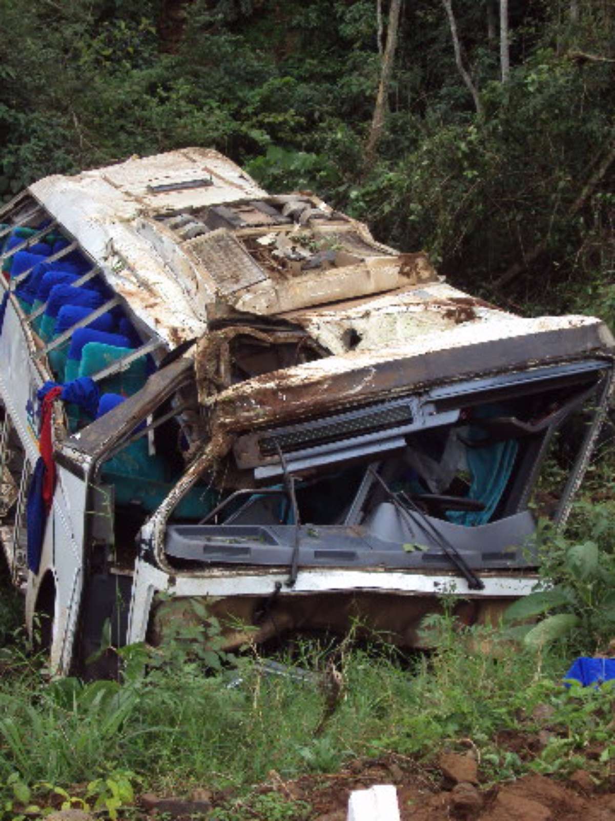 Sobe para 9 número de mortes em acidente com ônibus de fiéis em