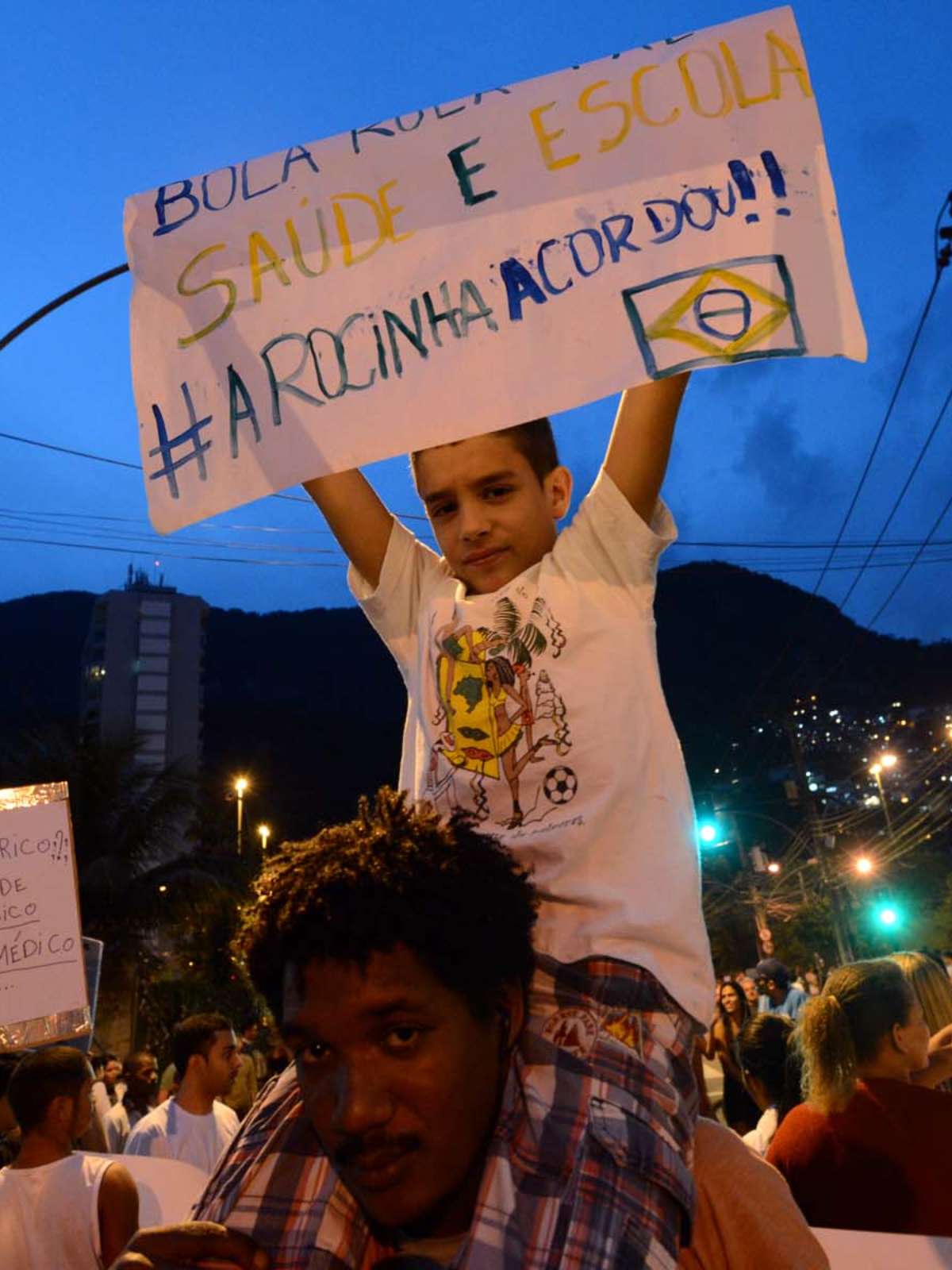 Vídeos: PM investiga festa de chefe do tráfico na Rocinha que teve