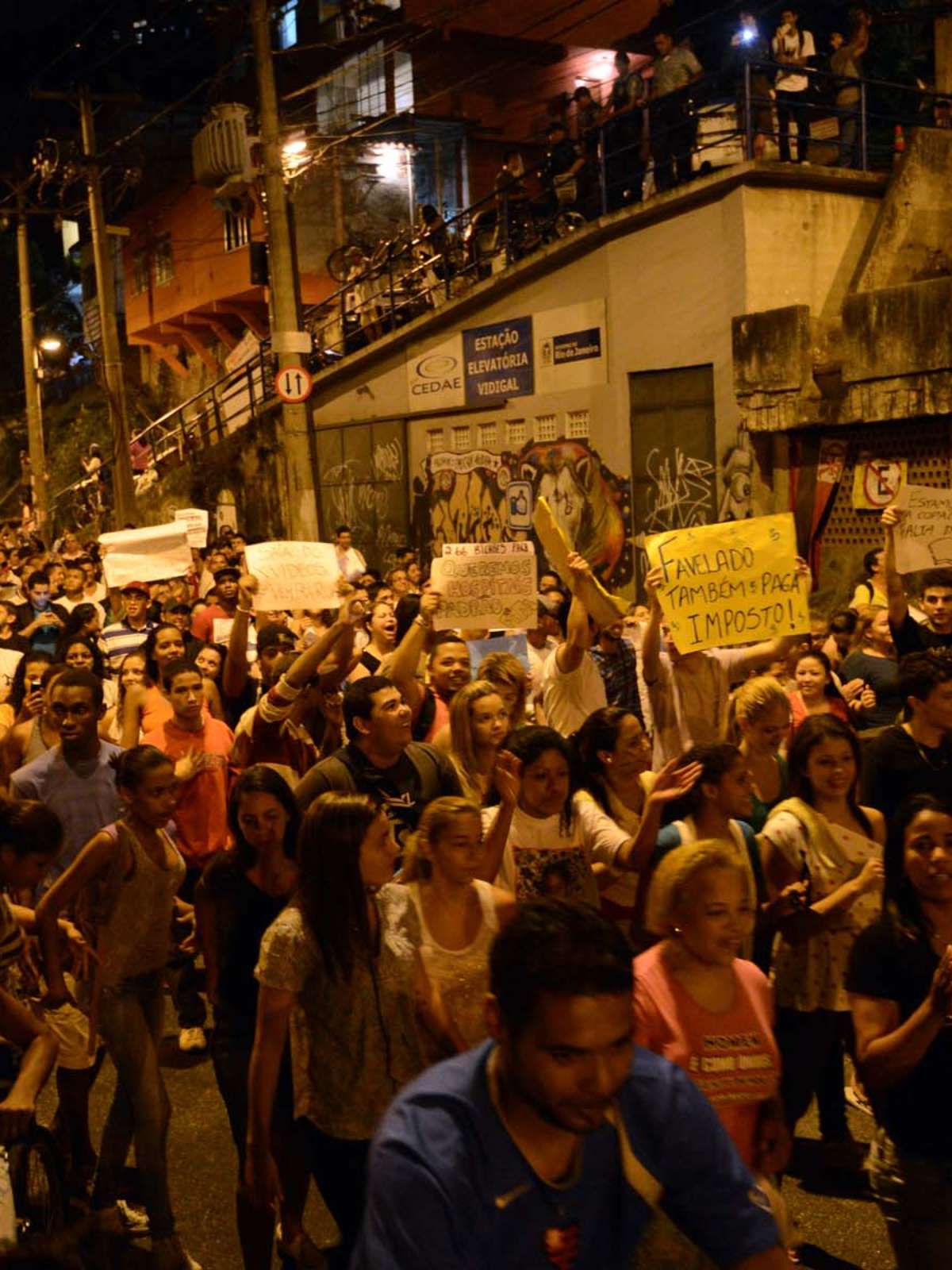 Moradores fazem caminhada e pedem paz durante manifestação em