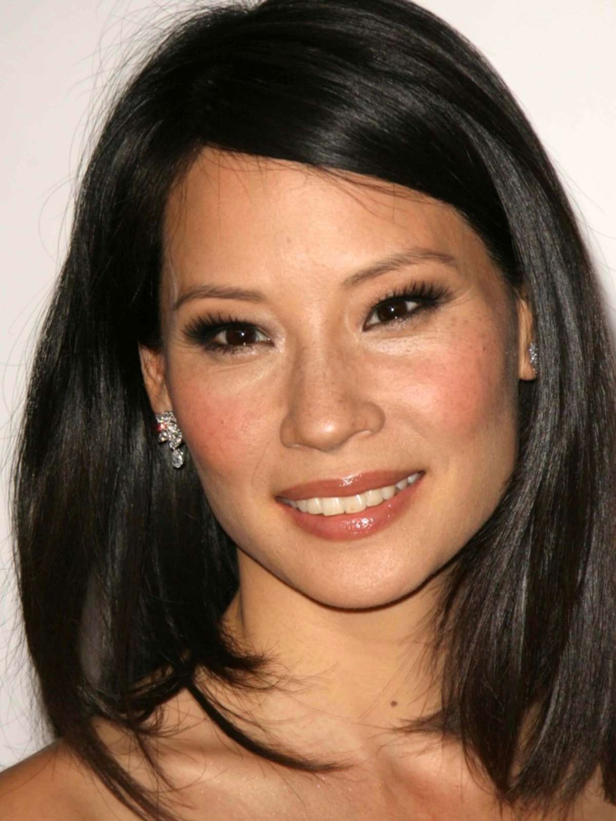 Atriz Lucy Liu cuida da pele e do corpo com acupuntura