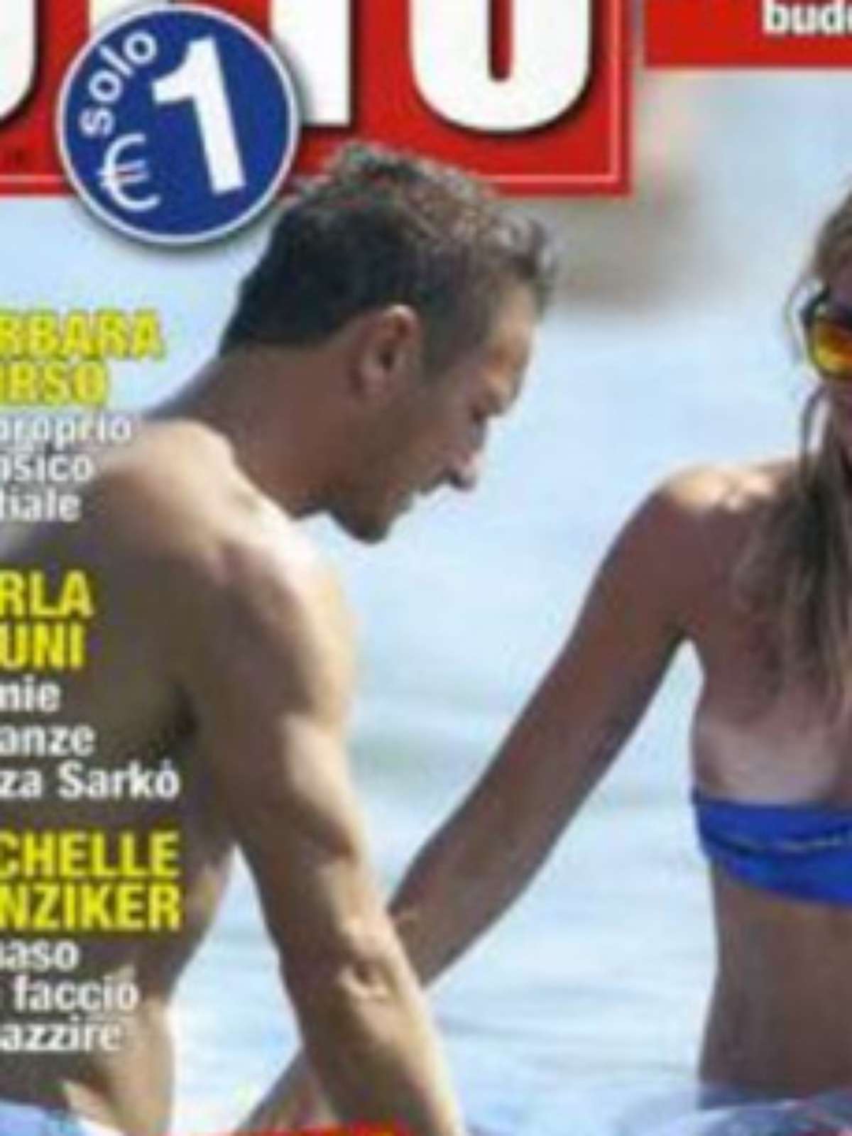 Mulher de Totti se descuida em praia e é flagrada com seio à mostra