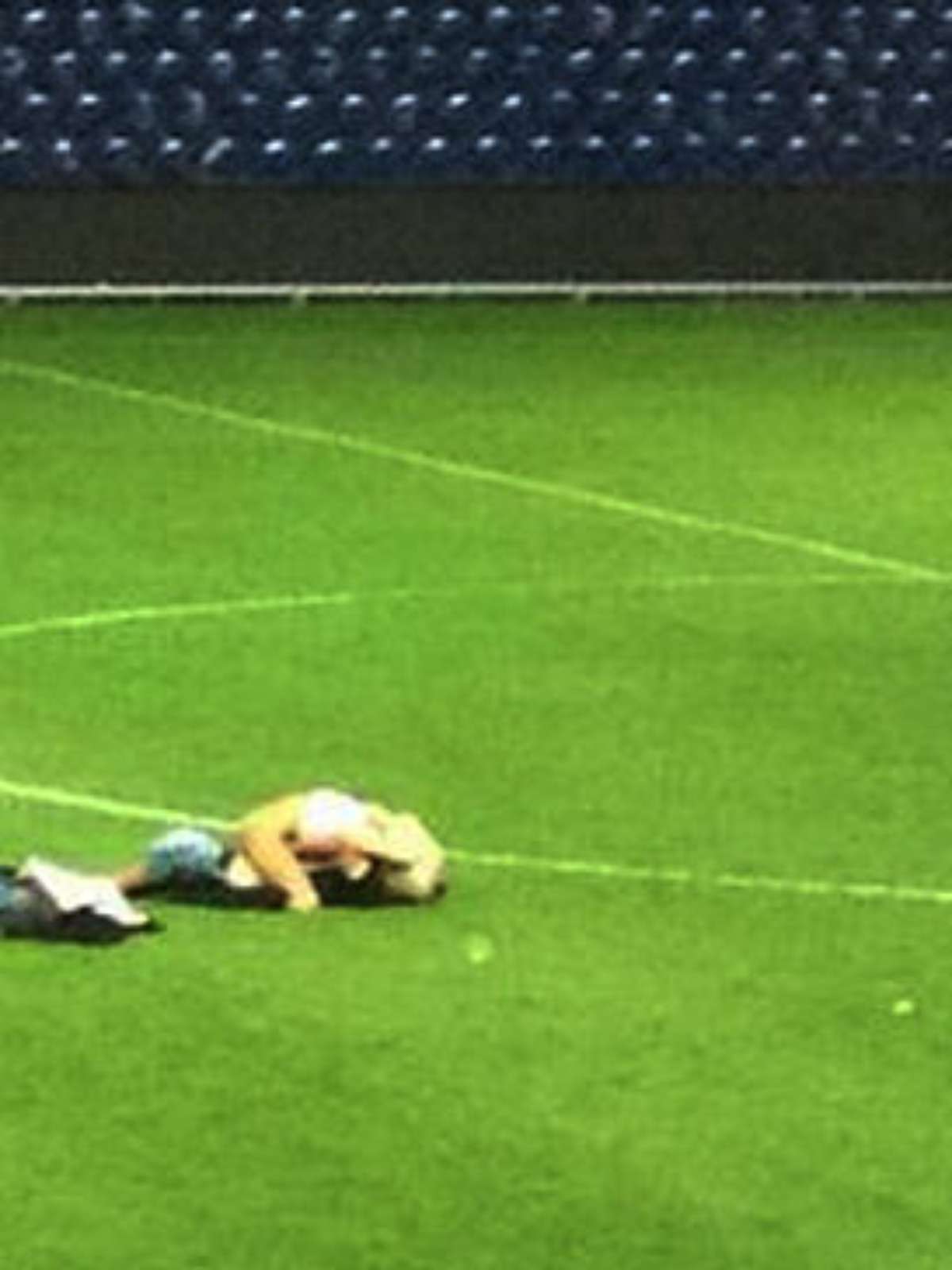 Casal é flagrado fazendo sexo em estádio após jogo na Dinamarca