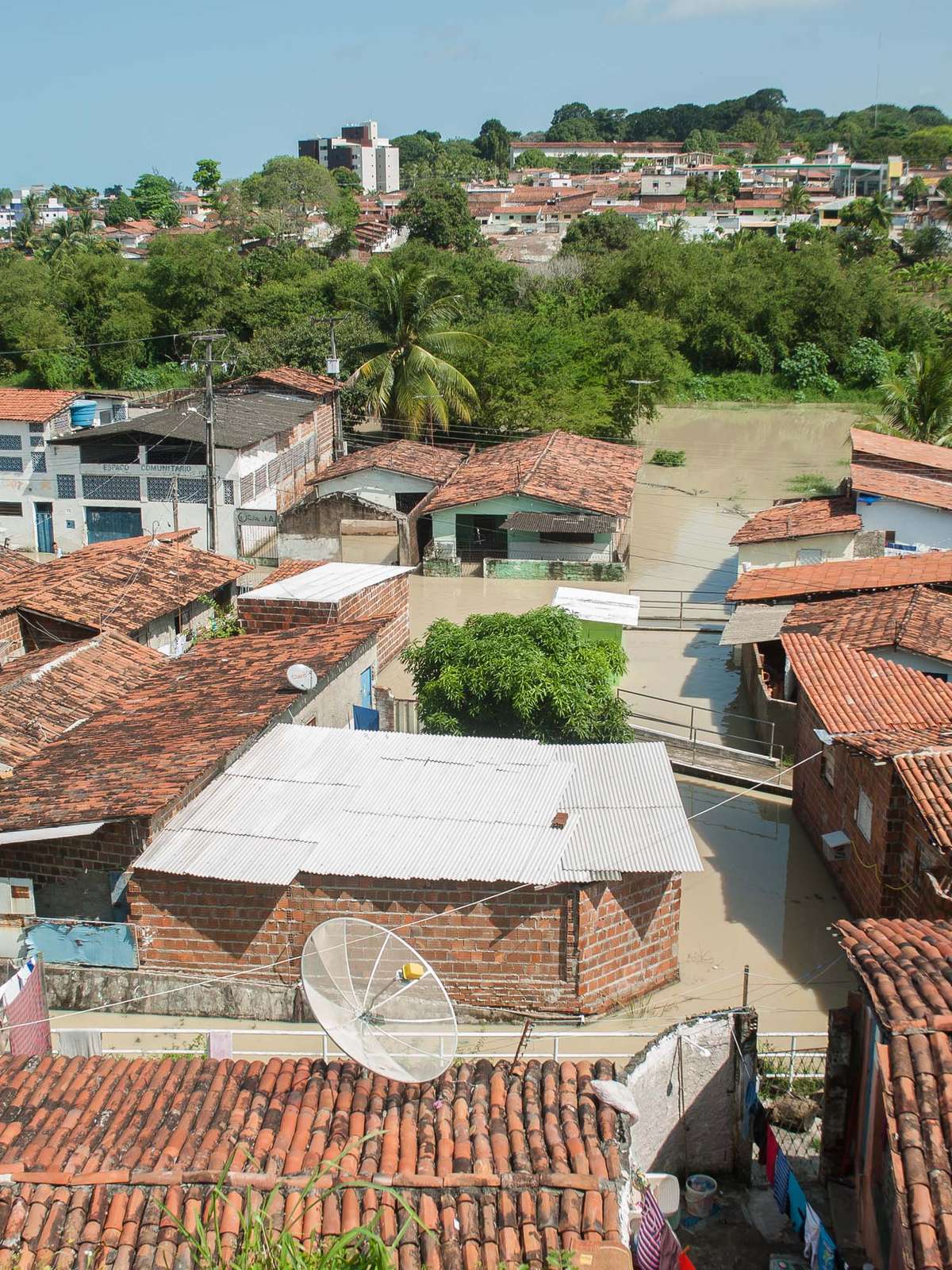 Chuva, garoa, vento, queda de temperatura e ainda enchente