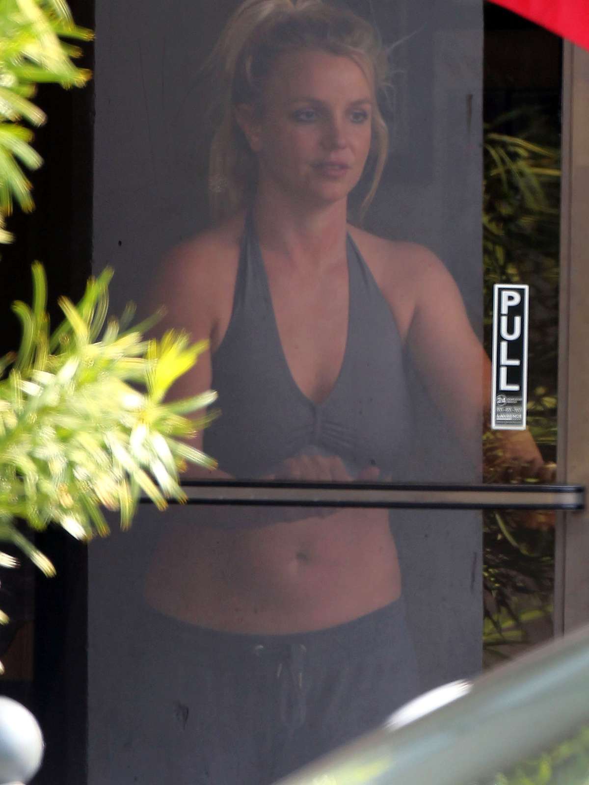 De top, Britney Spears exibe barriga em forma