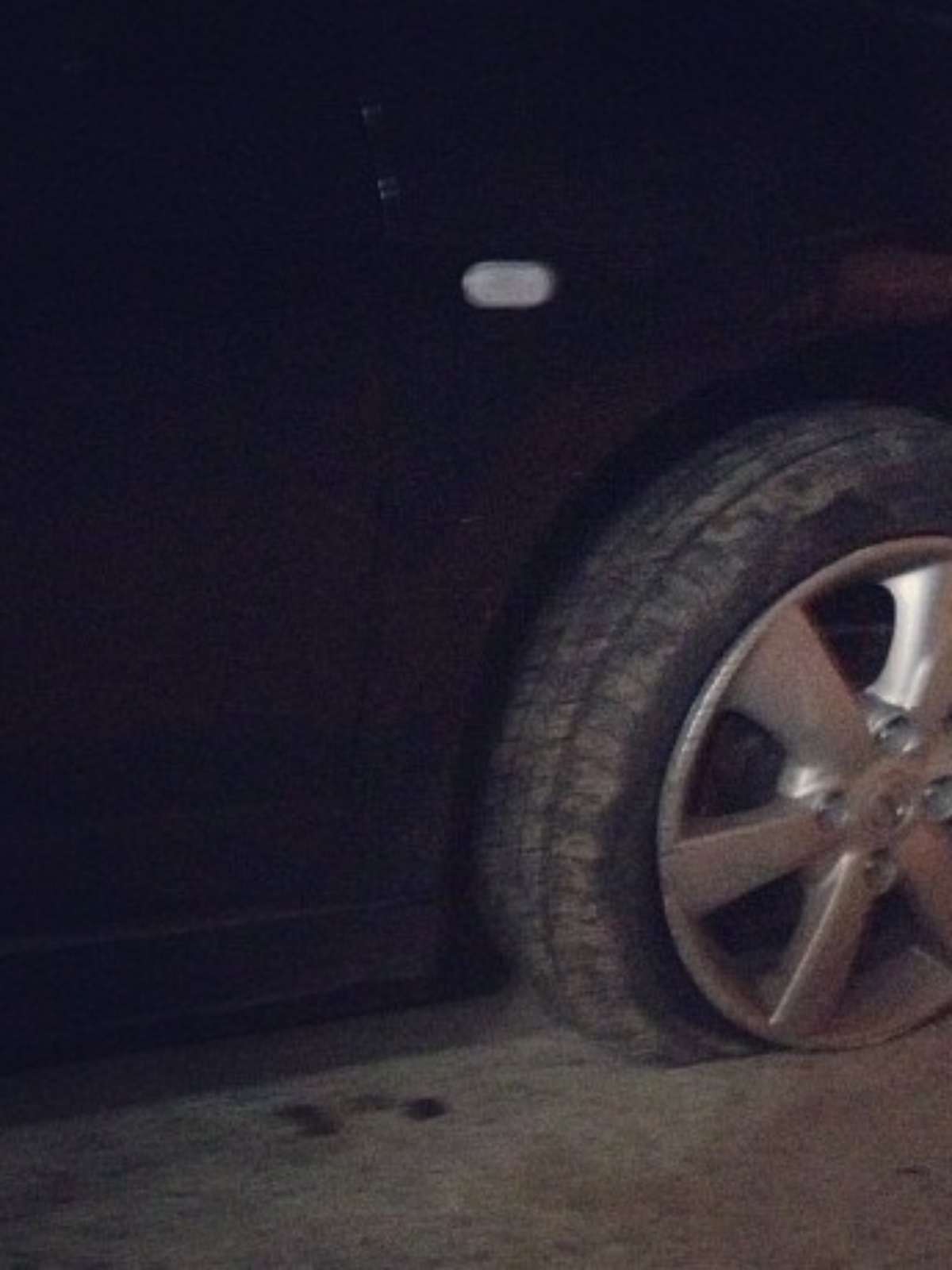 Após ser assaltada, Monique Evans sofre com pneu do carro furado