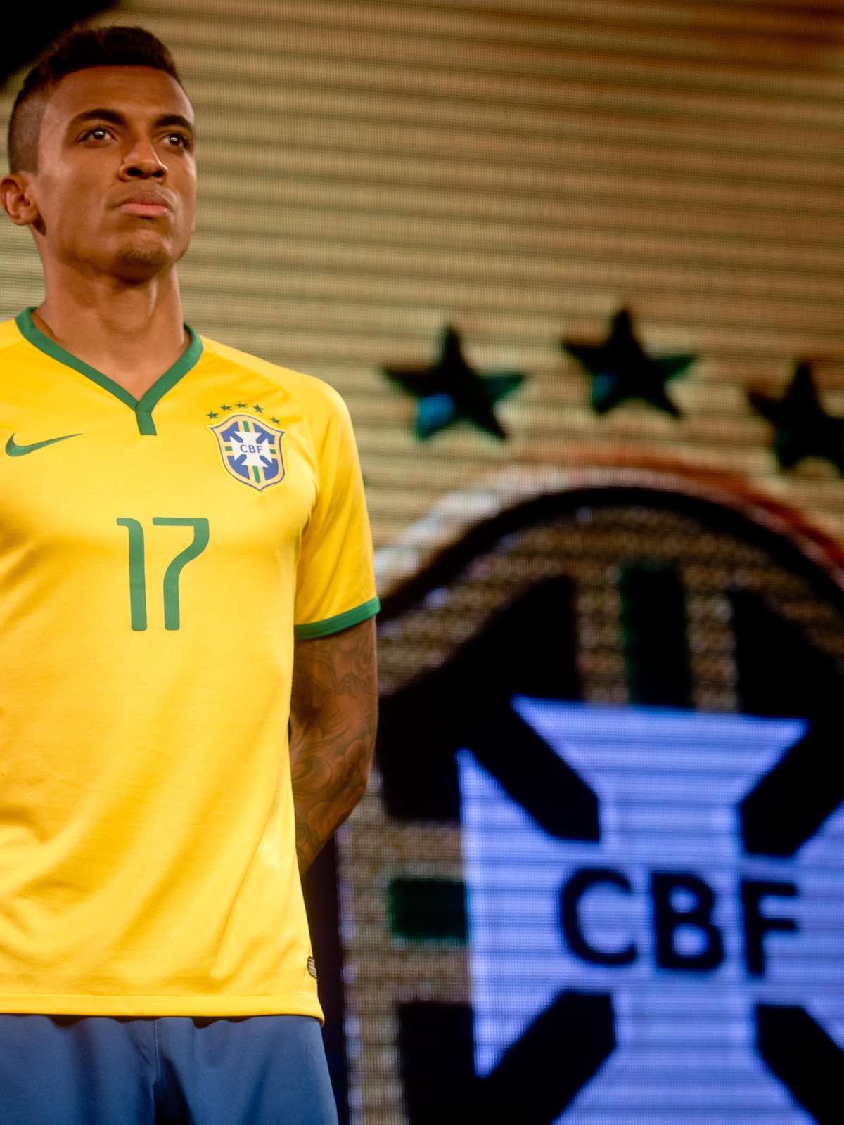 Uniforme da Seleção Brasileira para Copa de 2014 é lançado; veja fotos