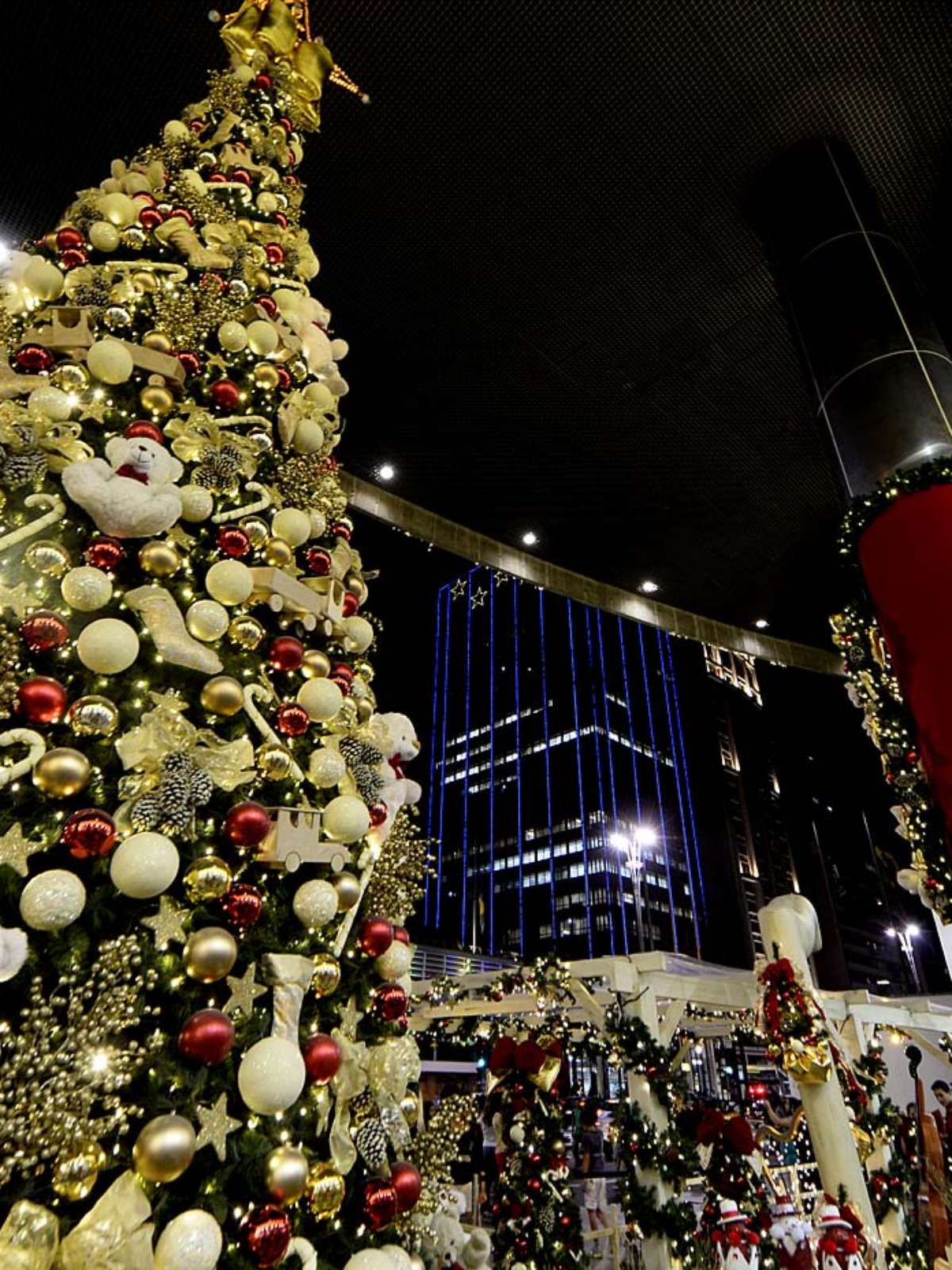 Árvores, luzes e enfeites celebram a chegada do Natal em todo o Brasil