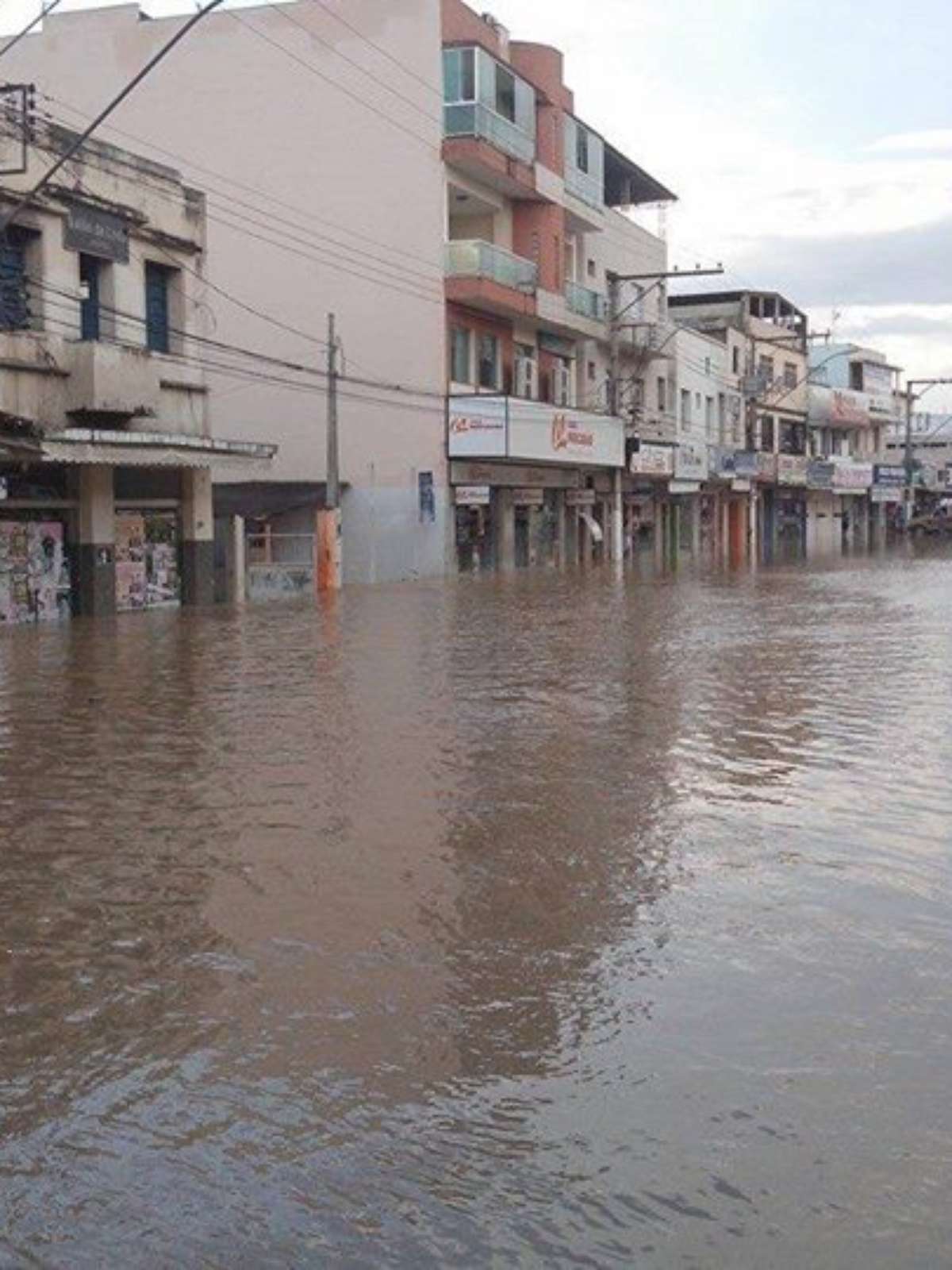 Chuva dura uma semana e moradores continuam ilhados sem ponte