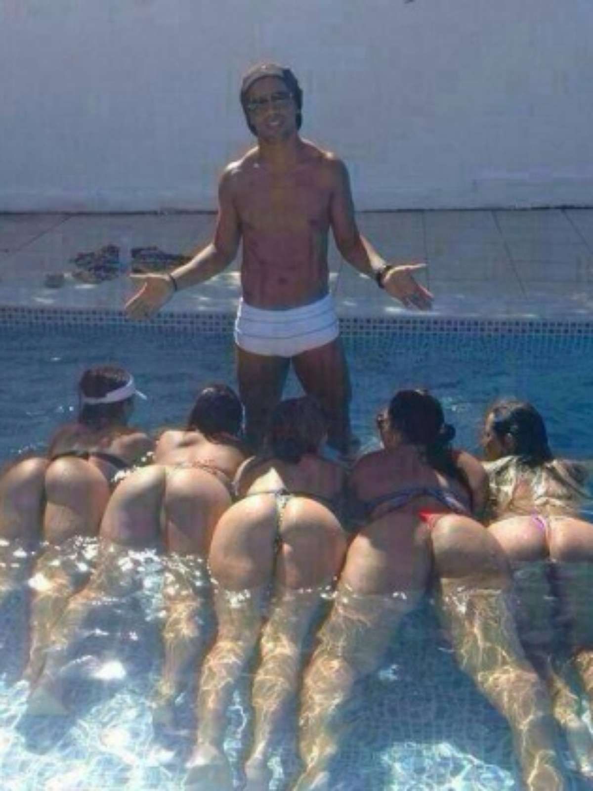 Suposta foto de Ronaldinho com cinco mulheres em piscina vaza na web