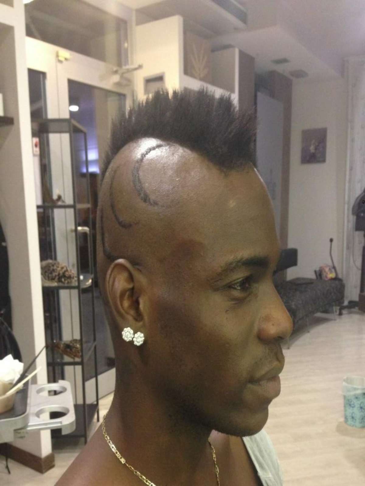 Com moicano e desenhos, Balotelli apresenta novo penteado